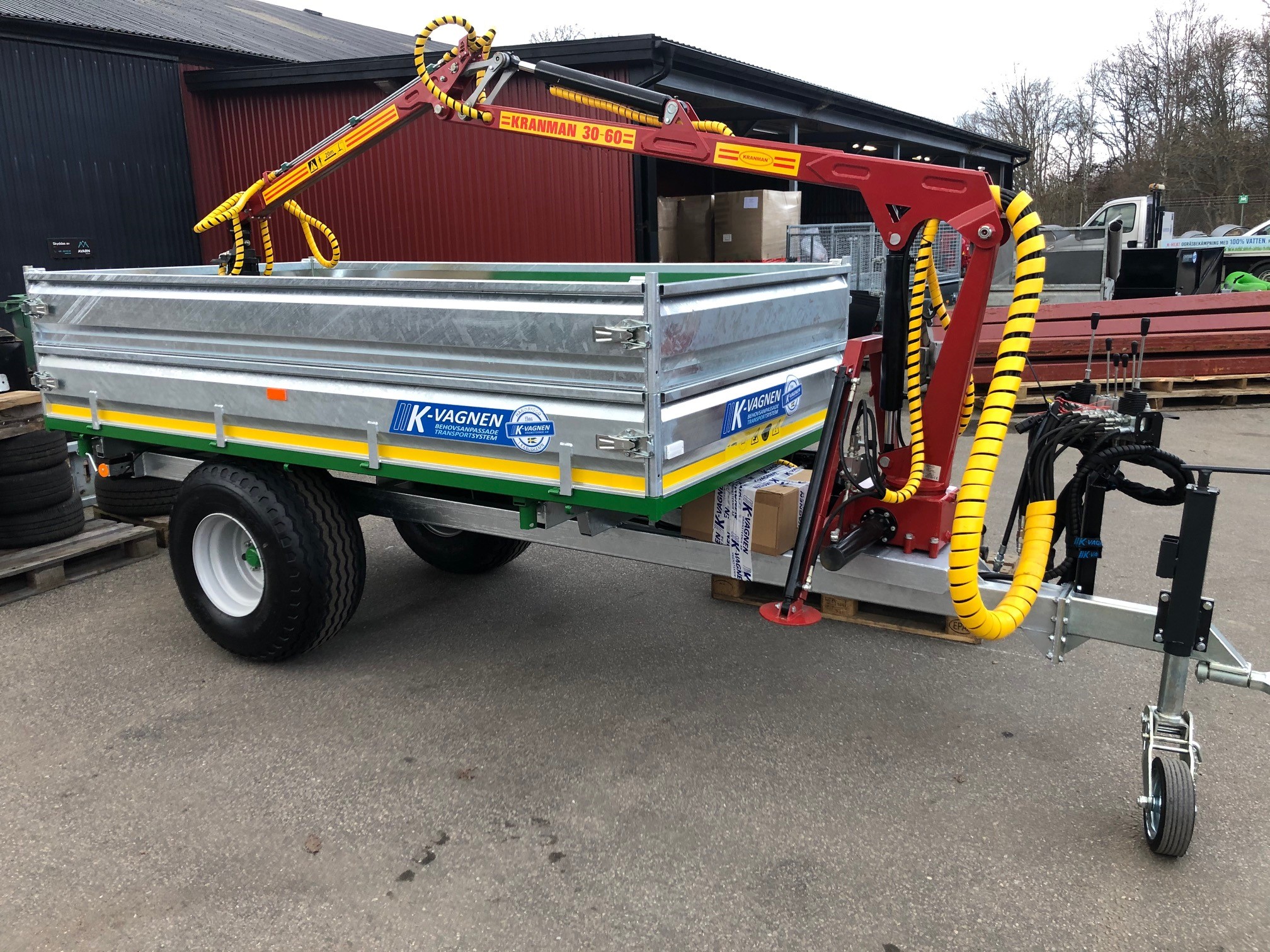 Vagn med hydraulisk kran